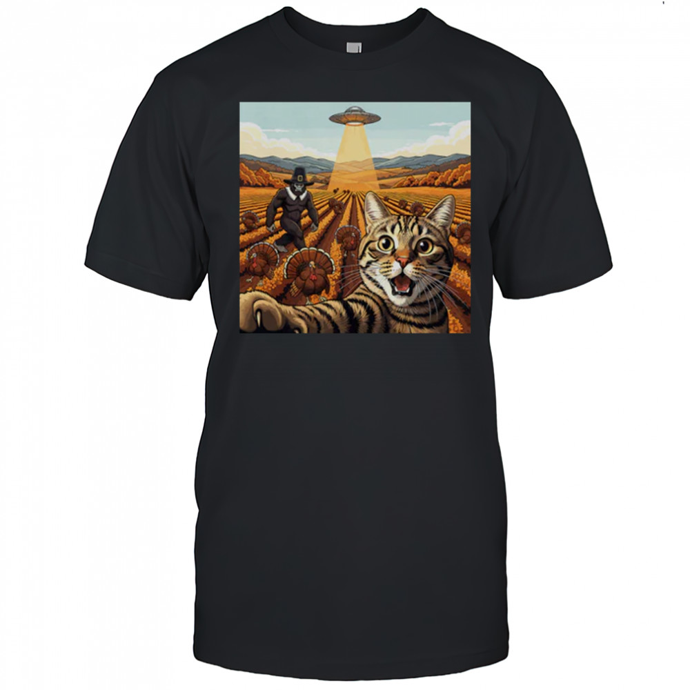 Cat Selfie With Tureky UFO Bigfoot Thanksgiving T-Shirt